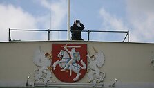 Po i&scaron;kilmingo vadovų pasitikimo Simono Daukanto aik&scaron;tėje vidurdienį i&scaron;kilmingai pakelta Lietuvos vėliava.