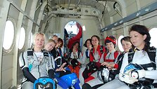 Kyvi&scaron;kių aerodrome Vilniaus para&scaron;iutininkų klubas kartu su krūties vėžio prevencijos projektu &bdquo;Nedelsk&ldquo; pasiekė naują rekordą.