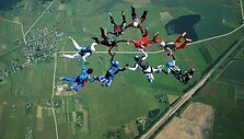 Kyvi&scaron;kių aerodrome Vilniaus para&scaron;iutininkų klubas kartu su krūties vėžio prevencijos projektu &bdquo;Nedelsk&ldquo; pasiekė naują rekordą.