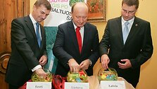 Gausūs apdovanojimai įteikti &bdquo;Didžiojo žygio po Baltijos &scaron;alis&rdquo; laimėtojams.