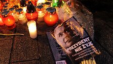 De&scaron;imtys tūkstančių sukrėstų lenkų &scaron;e&scaron;tadienį vakare gėlėmis ir žvakėmis nuklojo pagrindinę Var&scaron;uvos aik&scaron;tę.