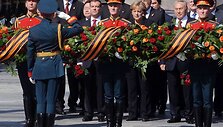 Maskvos Raudonąją aik&scaron;tę sekmadienio ryte sudrebino didžiulis paradas, skirtas pergalės Antrajame pasauliniame kare 65-osioms metinėms paminėti. 