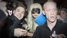Dainininkė Lady Gaga savo ekstravaganti&scaron;ką bei provokuojantį stilių i&scaron;laikė ir Stokholme.