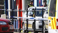 Britų policija trečiadienį ie&scaron;kojo ginkluoto užpuoliko, kuris žudė žmones &scaron;iaurinės Anglijos vaizdingojo Ežerų kra&scaron;to miesteliuose.
