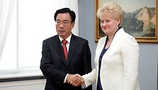Prezidentė D.Grybauskaitė su Kinijos komunistų partijos centrinio komiteto nariu He Guoqiangu