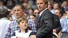 Davidas Beckhamas su sūnumi Brooklynu stebi dvikovą tarp ispano Rafaelio Nadalio ir brito Andy Murray'aus.