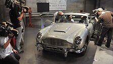 Džeimso Bondo automobilis &bdquo;Aston Martin&ldquo; parduotas aukcione už 4 mln. dolerių.