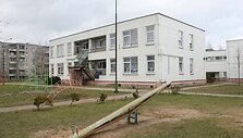 &Scaron;iuo metu po mokyklos-darželio stogu glaudžiasi ir darželinukai ir 1- 4 klasių mokiniai. 
