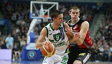Kauno &bdquo;Žalgirio&ldquo; žaidėjas Mantas Kalnietis veržiasi krep&scaron;io link.