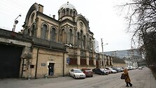 Bendrauti kaliniams netrukdo ir storos kalėjimo sienos.