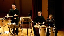 Muzikinius kūrinius &scaron;į vakarą atliks Klaipėdos kamerinis orkestras ir ansamblis &bdquo;Giunter Percussion&ldquo;.