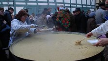 I&scaron; ryžių ir perlinių kruopų verdama ko&scaron;ė bus pagardinta &scaron;onine, svogūnais, agurkais ir prieskoniais.