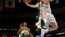 Mar&scaron;kinėlius su &bdquo;Nuggets&ldquo; užra&scaron;u ant krūtinės L.Kleiza vilki nuo 2005-2006-ųjų sezono.