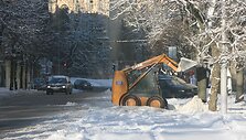 Sekmadienio popietę kelininkai miesto gatvėse tebekovojo su sniegu.