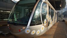 Elektrinis traukinys, kursuojantis tarp Tarptautinio Vilniaus oro uosto ir geležinkelio stoties yra vienintelė nauja vie&scaron;ojo transporto priemonė, atsiradusi sostinėje nepriklausomybės metais.
