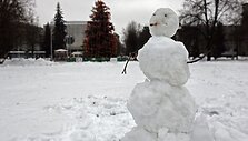  Sniege paskendusią Vienybės aik&scaron;tę kol kas puo&scaron;ia tik besmegeniai.