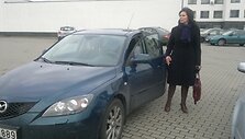 Palmira Galkontaitė prie savo dar neremontuoto &bdquo;sudaužyto&ldquo; automobilio &bdquo;Mazda&ldquo;.