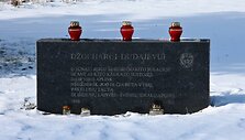 Paminklas pirmajam Čečėnijos prezidentui Džocharui Dudajevui sostinės Žvėryno rajono skverelyje.