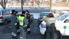 Kažin, ar policininkai pastebėjo tik 30 minučių degalinėje stovėti leidžiančius ženklus?