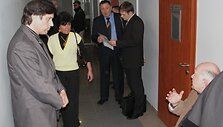 Profesorius D.Katkus (sėdi de&scaron;inėje) jau prie&scaron; posėdį spėjo pabendrauti su R.&Scaron;arkiene (ateina), kuri įtariama siuntusi grasinimą maestro V.Juozapaičiui (stovi kairėje).