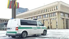 Įdomi detalė: prie Seimo atvarytas mikroautobusas, skirtingai nei kiti policijos tarnybiniai automobiliai, &scaron;iandien nebuvo papuo&scaron;tas Trispalve. 