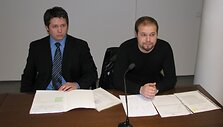 Vairuotojas J.Ale&scaron;kevičius (de&scaron;inėje) su advokatu. 