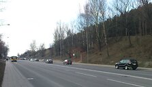 Naujasis radaras įrengtas sostinės Ukmergės gatvėje, maždaug &Scaron;e&scaron;kinės kalno viduryje, kiek auk&scaron;čiau tos vietos, kur jau seniai įrengtas miesto centro kryptimi judantį srautą kontroliuojantis fotorobotas.
