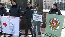 Penktadienį prie Lietuvos Vyriausybės rūmų Vilniuje susirinko devyni policijos, ugniagesių, kitų statutinių pareigūnų atstovai. 