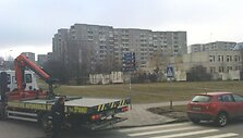 Fabijoni&scaron;kių gatvėje i&scaron;vežamas visureigis.