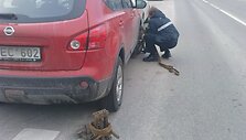 Fabijoni&scaron;kių gatvėje i&scaron;vežamas visureigis.