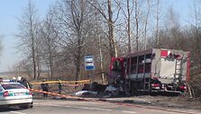 Po susidūrimo abi ma&scaron;inos nulėkė į &scaron;alikelę už autobuso stotelės.