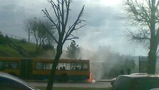 Stotelėje degantis autobusas.