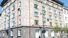 Zuokų firmos valdoma parduotuvė veikė &scaron;iame pastate, Gedimino prospekto ir A.Jak&scaron;to gatvės kampe.
