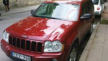 Visureigis &bdquo;Jeep&ldquo; su neužpildytu pažeidimo blanku už stiklo.
