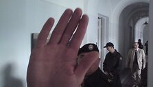 Kai kurie konvojaus kuopos pareigūnai, kuriems akivaizdžiai trūksta fizinio krūvio, teismo koridoriuje mank&scaron;tinosi trukdydami žurnalistui fotografuoti nuteistąjį, kuris tuo momentu grožėjosi teisme eksponuojamomis nuotraukomis.