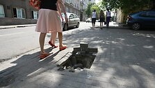 Smegduobė A.Jak&scaron;to gatvėje nebaisi, tačiau vairuotojams ir pėstiesiems vis tiek reikia jos pasisaugoti.