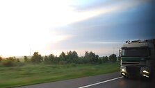 Rusai su sunkvežimiais yra dažni svečiai mūsų &scaron;alies keliuose, vienas kitas čia nei&scaron;vengia ir klaidų.