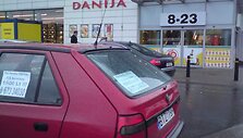 Prie parduotuvės parduodamas &bdquo;&Scaron;koda&ldquo; automobilis.