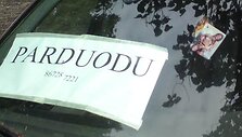 Beje, o gal  &bdquo;Renault&ldquo; savininkas prekiauja visai ne automobiliais? Ar pusnuogės gražuolės tik padeda pritraukti pirkėjų dėmesį?
