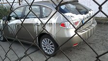 &Scaron;is taip suniokotas gelsvas 2009 metais pagamintas &bdquo;Subaru Impreza&ldquo; universalas stovėjo pačiame Vilniaus centre, Barboros Radvilaitės gatvėje.