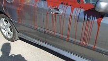Vienas i&scaron; sostinėje dažais apipiltų &bdquo;Subaru" automobilių. 