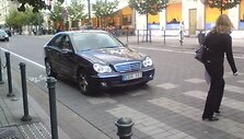 Mersedesas prie pat pėsčiųjų perėjos.