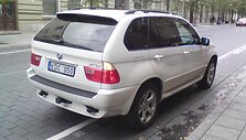 Žvaigždės visureigis pažeidimo vietoje sostinės Gedimino prospekte.