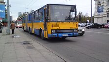 Miesto mar&scaron;rutinis autobusas veža keleivius be artimųjų &scaron;viesų.