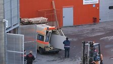 Krovininiu taksi paverstas specialiosios paskirties automobilis su &scaron;vyturėliais ir užra&scaron;u &bdquo;Ambulance&ldquo;.