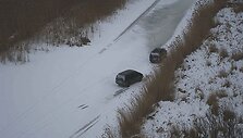 Kontrabandininkų automobiliai spruko upės ledu