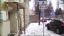Pažeidėjo visureigis neįgaliųjų vietoje.