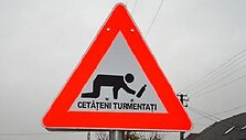 Rumunijoje neprigiję kelio ženklai &bdquo;Atsargiai! Girtuokliai&ldquo;.