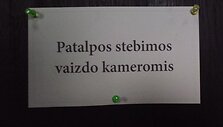 LVAT lankytojai įspėjami, kad yra filmuojami. Tačiau kameros, reikia tikėtis, nefiksuoja, ar tualete laikomasi instruktažo.