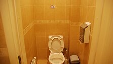 LVAT tualetas su lipduku